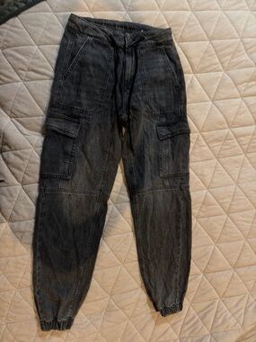 American Eagle Outfitters Women’s size 00 Black Cargo Joggers never worn